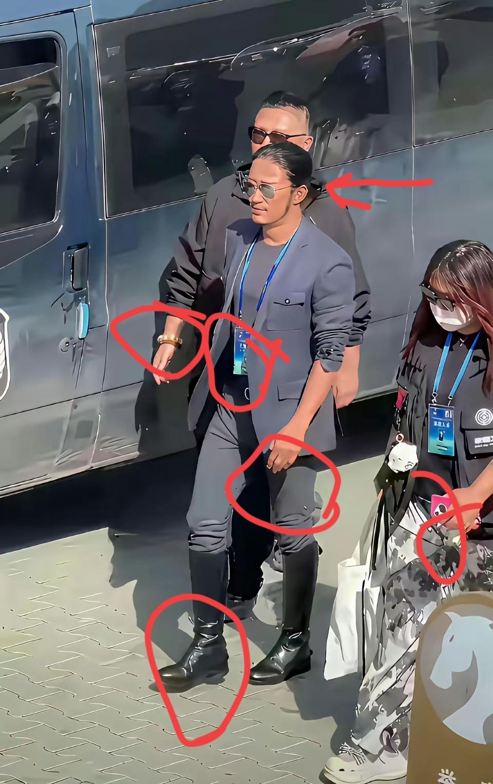 为什么吴京现在穿皮靴？留长发，戴墨镜，留小胡子会被大家诟病？反而其他明星随便咋穿