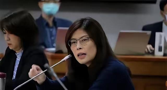 台湾全岛无差别下跪了！综合台媒报道，随着国民党主席郑丽文的明确表态，岛内各党派已