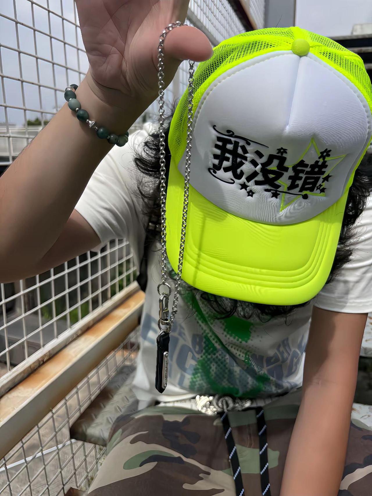 绿绿的一套街头穿搭 街头小霸王