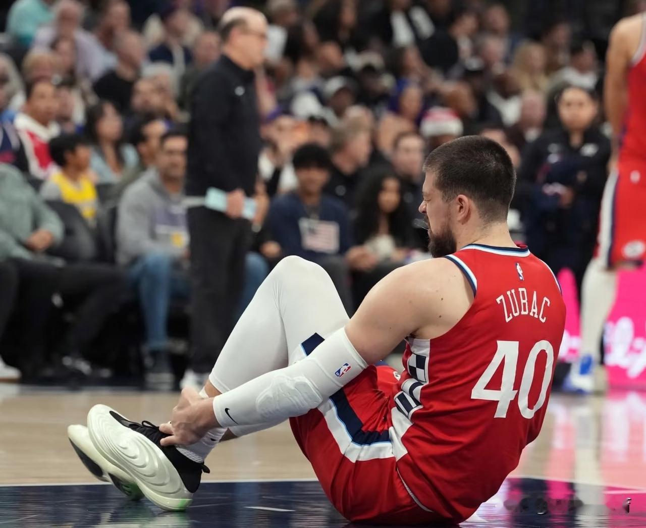 真不怪快船不交易祖巴茨，你看看他的工资就明白为什么了！
近期，祖巴茨受伤后快船队