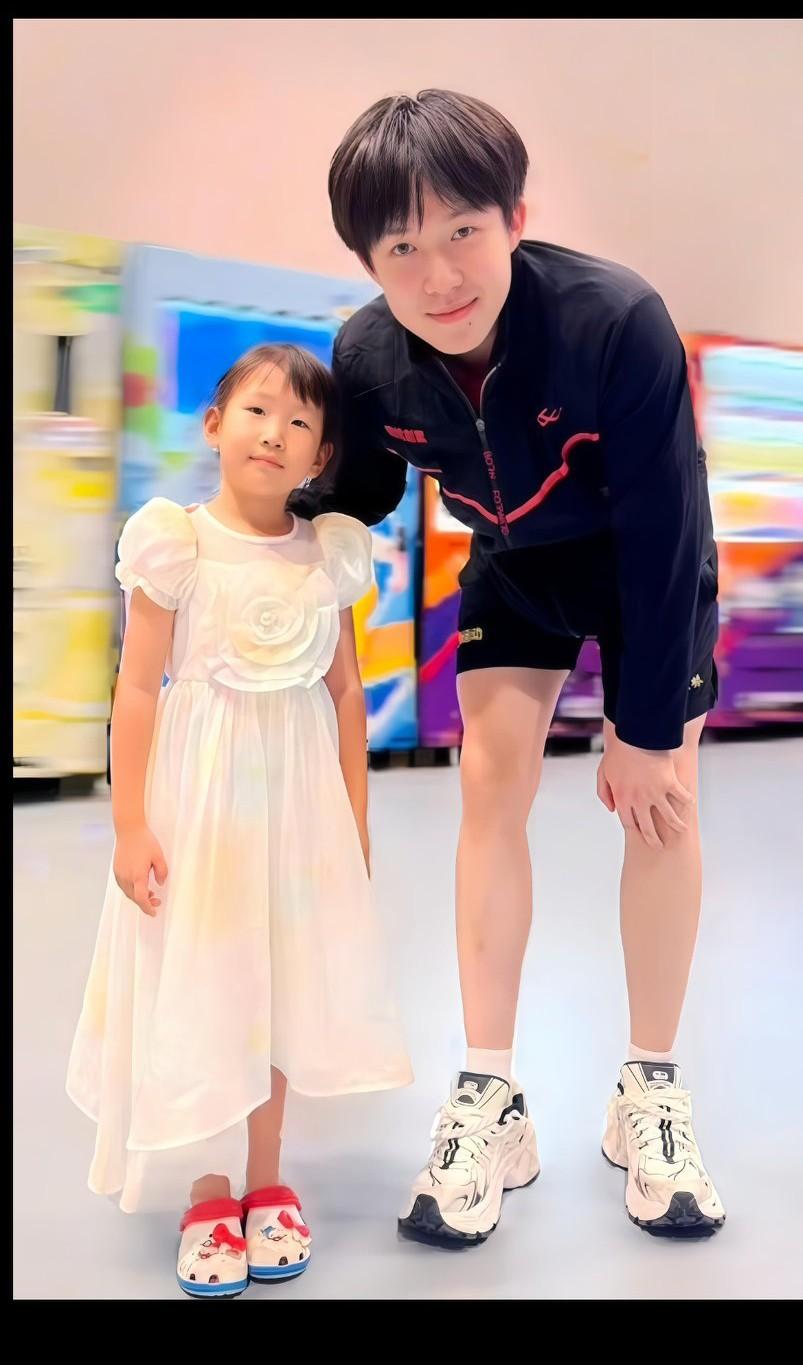 等我小了，也和王楚欣，拍合照，谁家孩子这么幸福，能和王楚欣一起拍照？
大头的鞋和