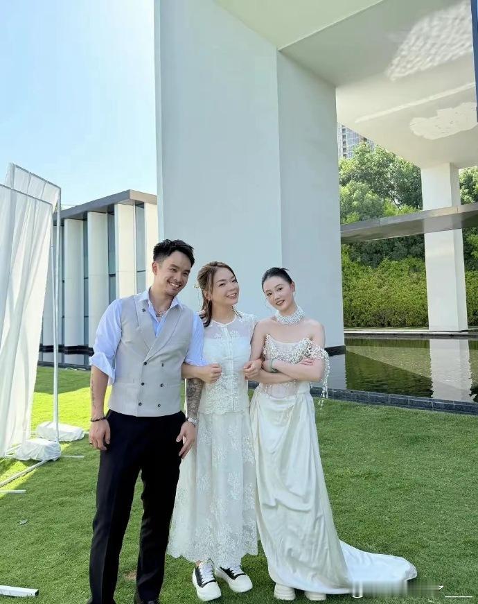 哇塞！郎才女貌佳偶天成，这场婚礼排面超绝！国羽众人纷纷来捧场，现场星光熠熠，满是
