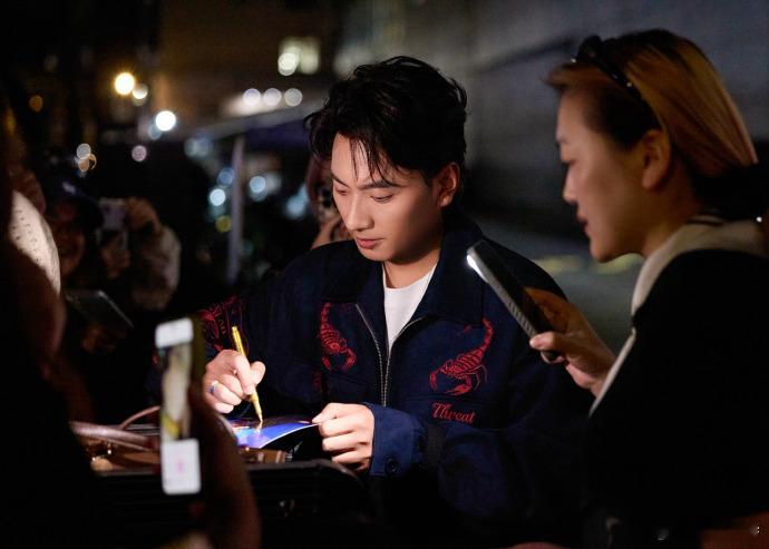 听海来阿木童年纸飞机破防了海来阿木官宣今晚舞台曲目童年纸飞机，整首歌质朴动人，旋