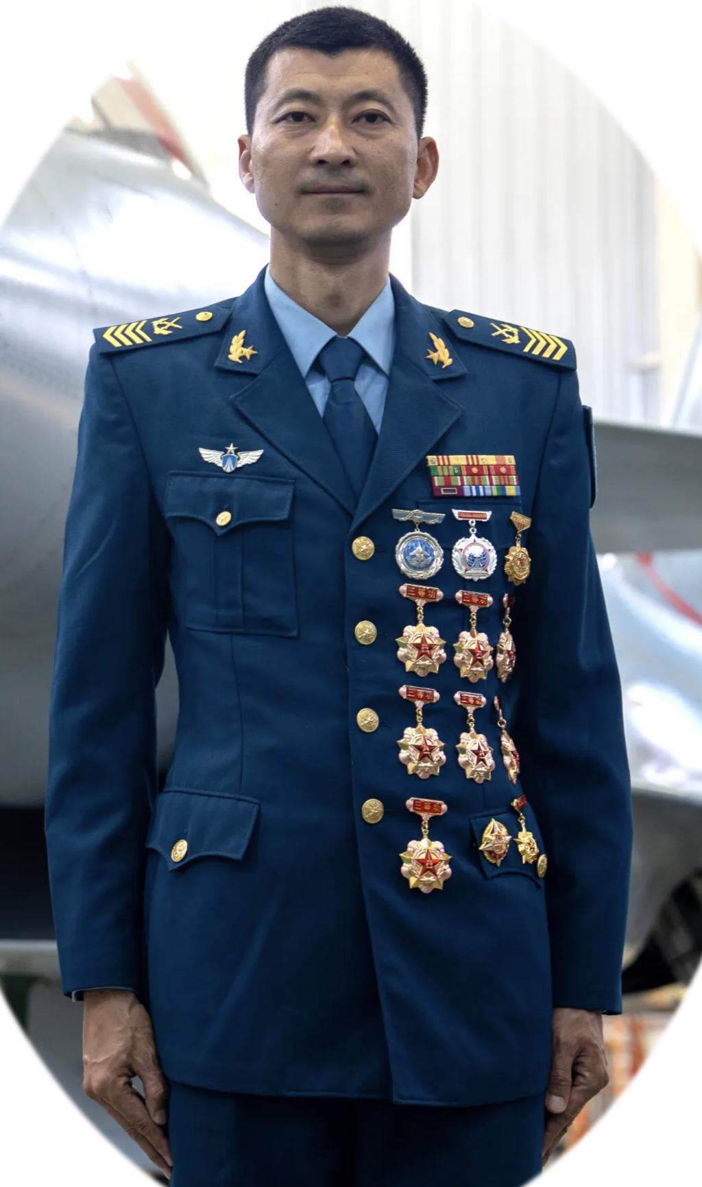 一级军士长卢俊毅
荣获全军士官优秀人才奖三等奖
空军优秀航空兵机务人员银质奖章