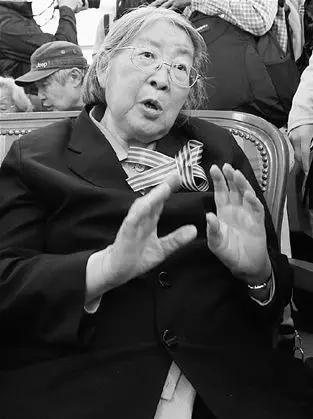 毛主席的女儿李敏突然病倒，可父亲去世已经23年。李敏之女孔冬梅在无奈之下只能求助