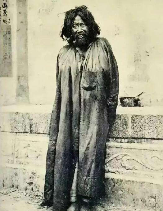 照片上这个衣衫褴褛、蓬头垢面，浑身又臭又脏的人，看起来就像一个流浪汉，但是，你不