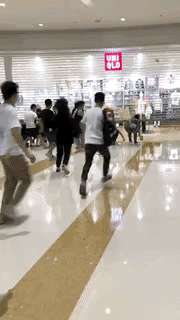 这不和当年优衣库和Kaws的联名一样么？一大波人连夜排队早上门都没开就钻了进去，