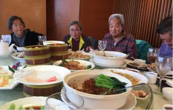 太丢人了，四川成都，5名每月退休金10000元的老教授聚餐，订了18道硬菜、2瓶