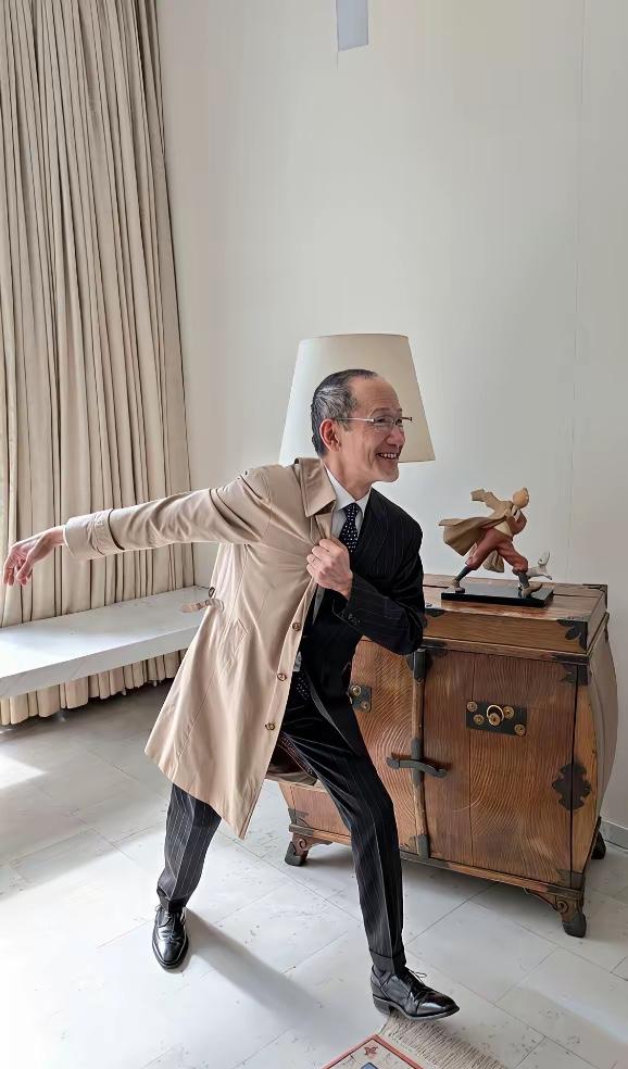 日本驻法大使外交翻车，刻意摆pose用力过猛+张冠李戴！为了对马克龙3月31日访