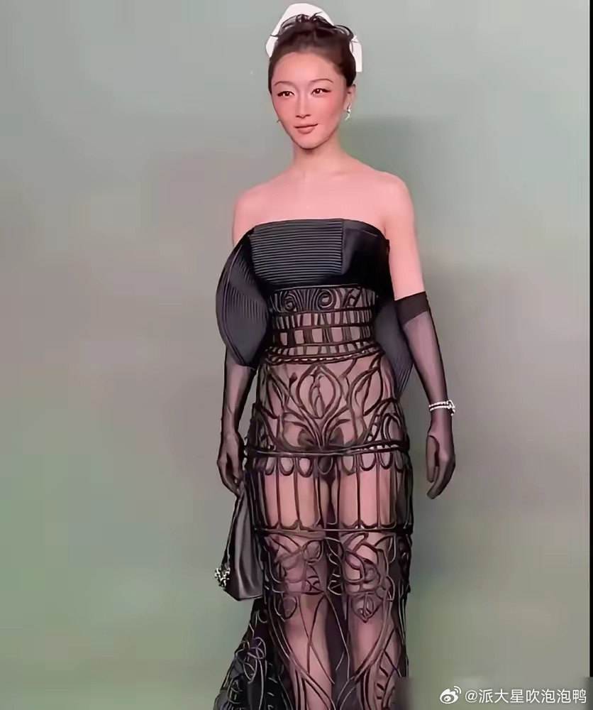 周冬雨这衣服，给你一万块敢不敢穿？十万块呢？乍一看，觉得这衣服有点夸张另类，但其