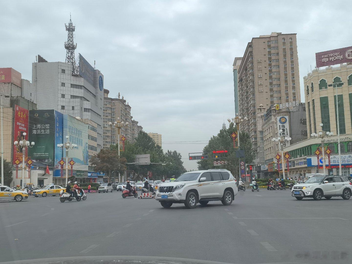 喀什都是电瓶车，为什么没有自行车？共享电瓶车到处都有，但是没有共享单车。 ​​​