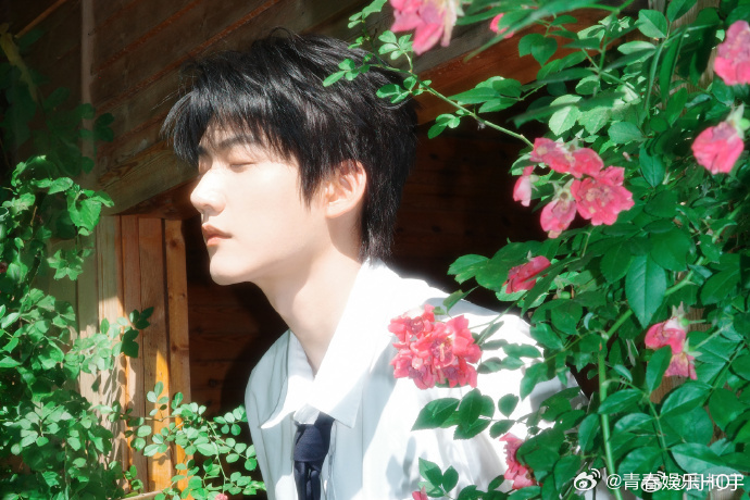 周柯宇夏日校服少年感夏日限定周柯宇 限定夏日库存新鲜送达，周柯宇木屋随拍，怀抱玩