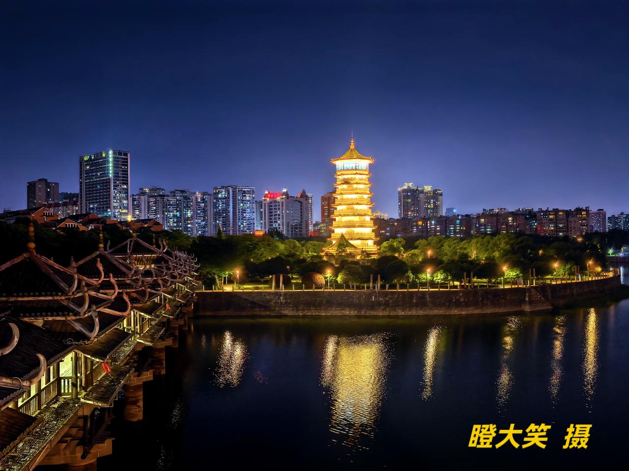 分享一张你所在城市夜景照片按下快门那会儿，不知怎地想起了这么一句词儿：一座玲珑塔