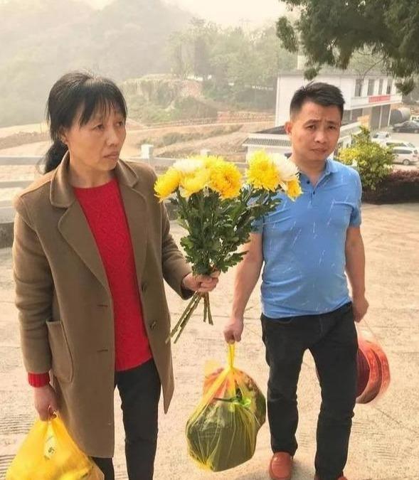 1984年，一战士壮烈牺牲，23岁的新婚妻子却拒绝改嫁。35年后，妻子带着儿子来