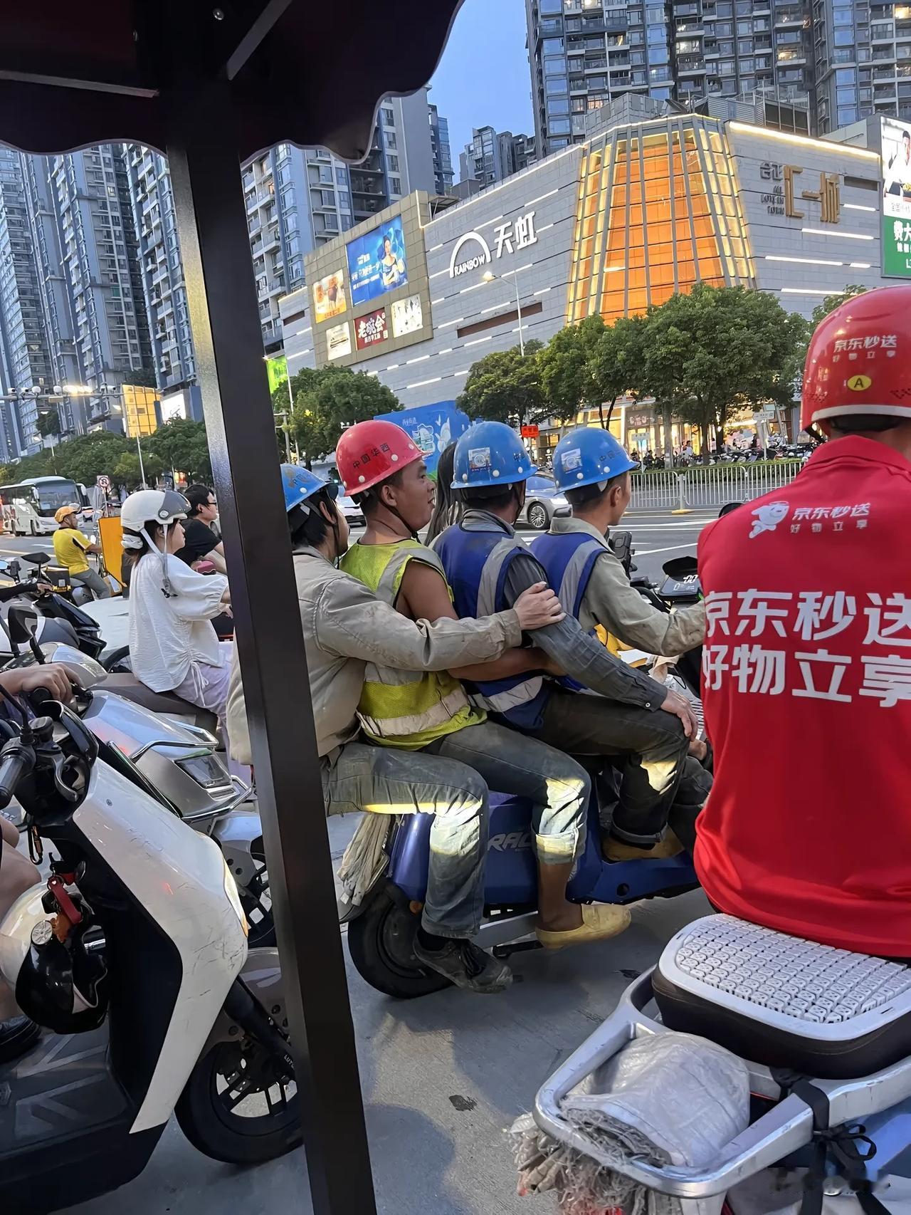 “谋生的路上，大家都很辛苦，只是有些人从来都不说，因为身后有牵挂，眼里有盼头，这