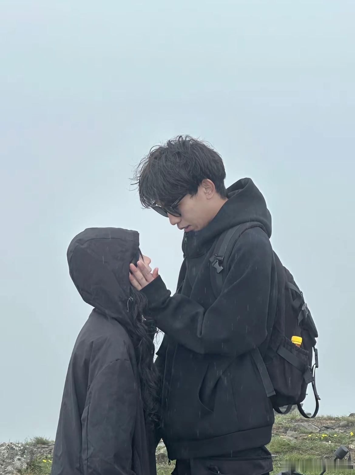 那天山上突然狂风暴雨我们相依为命 ​​​