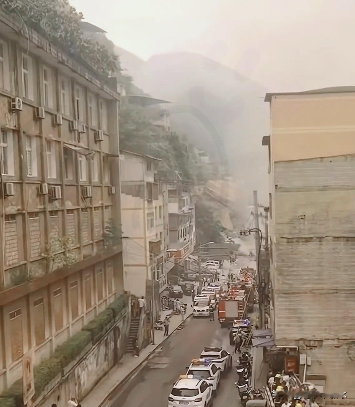 重庆山体垮塌事件带给我们的3个教训：

1.山区房子雨季风险高，不宜长久居住。