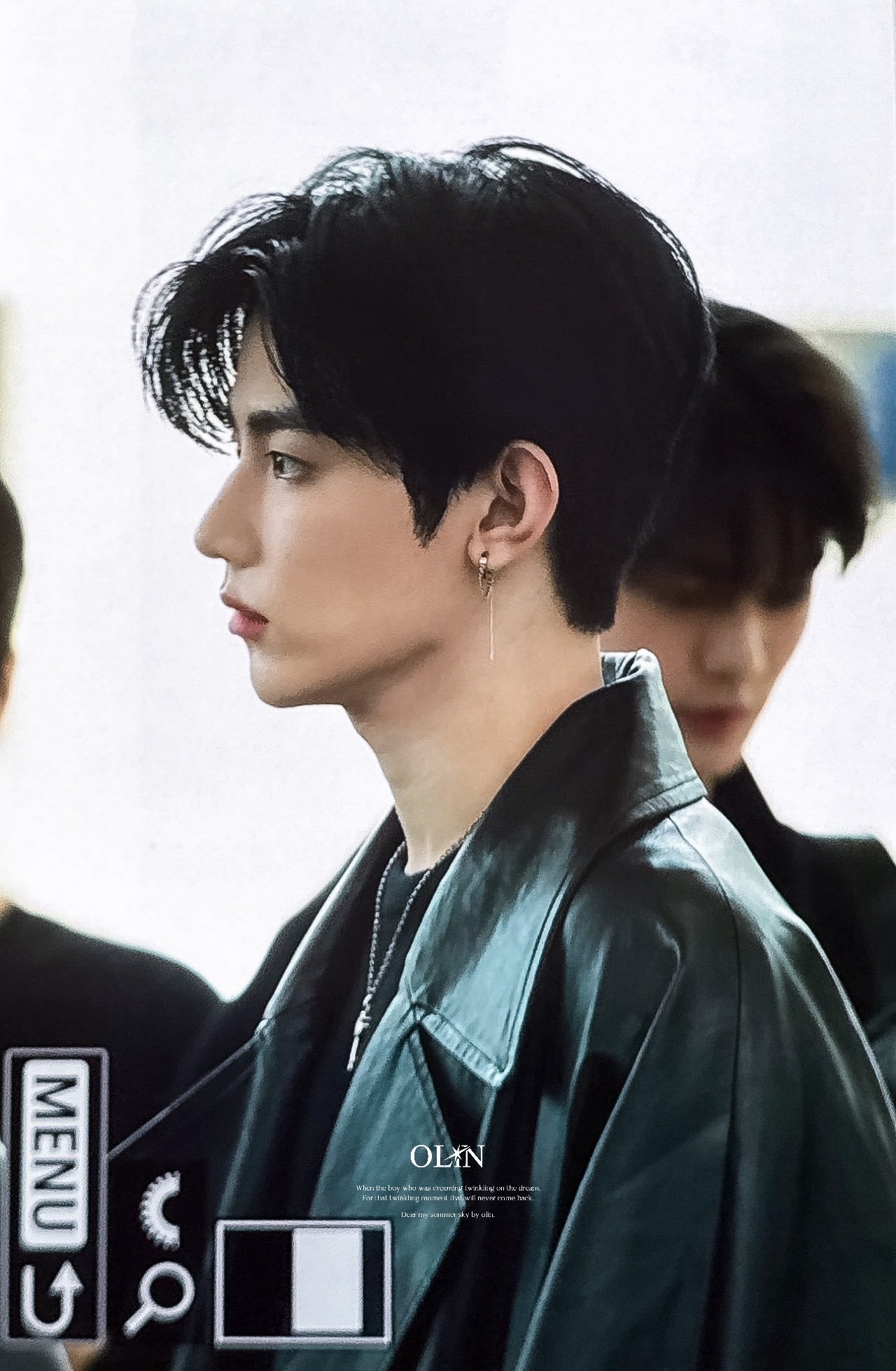 章昊皮衣男神章昊今日仁川机场出发路透📸All Black长款皮衣look完全男