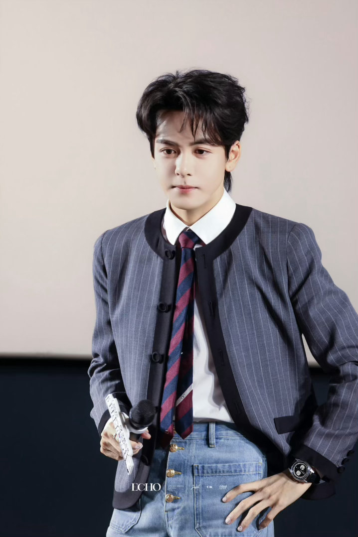 曾舜晞惊鸿一面手势舞  曾舜晞形体课成果随便几个抬手都尽显好体态，形体练得超到位