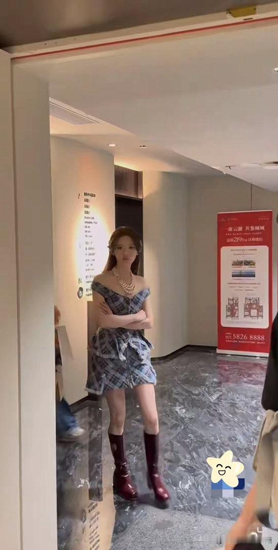 杨超越录制综艺路透生图火了,格纹裙配红靴，甜酷感拉满长腿吸睛 
