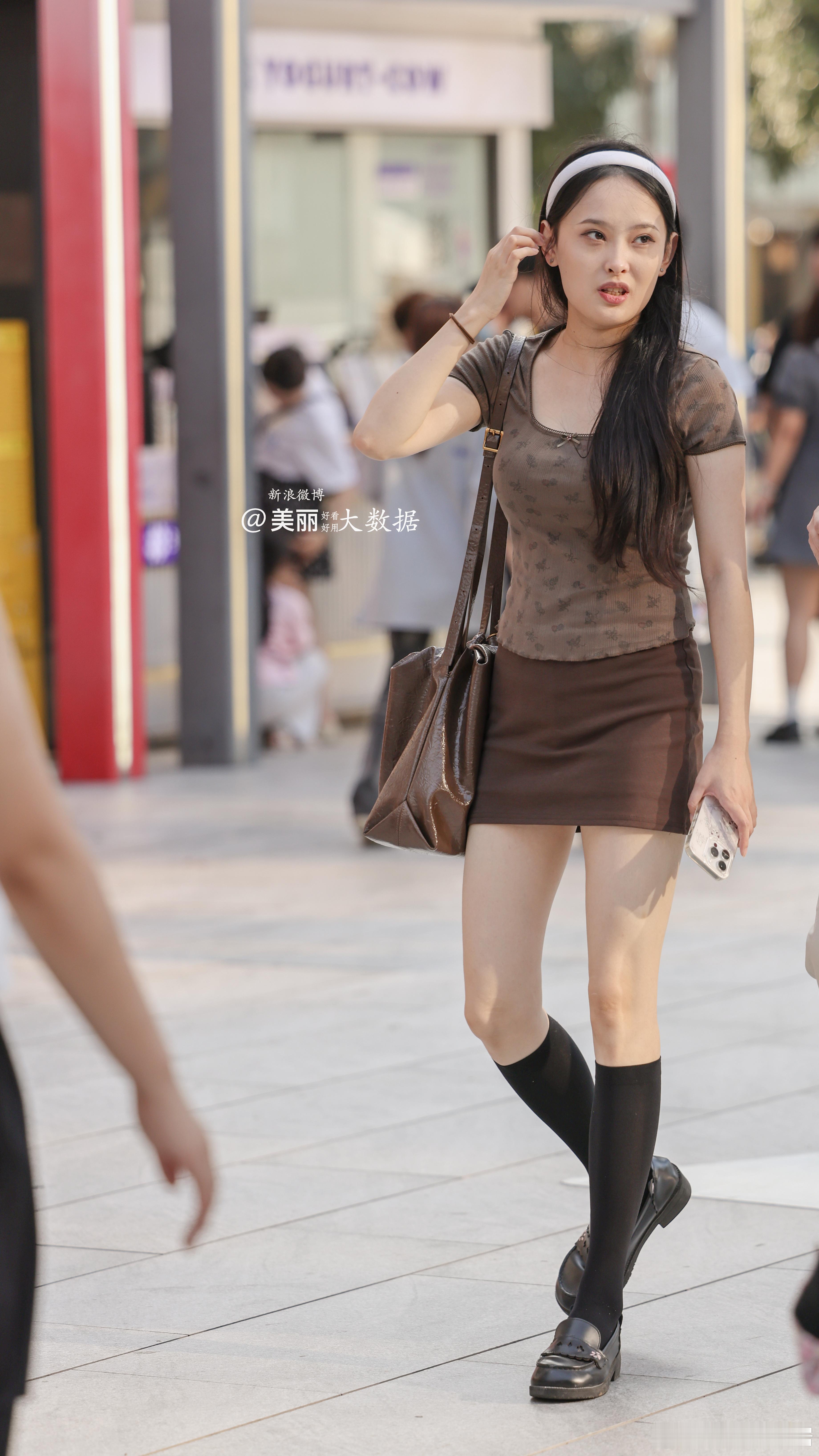 自然的，街拍的。 