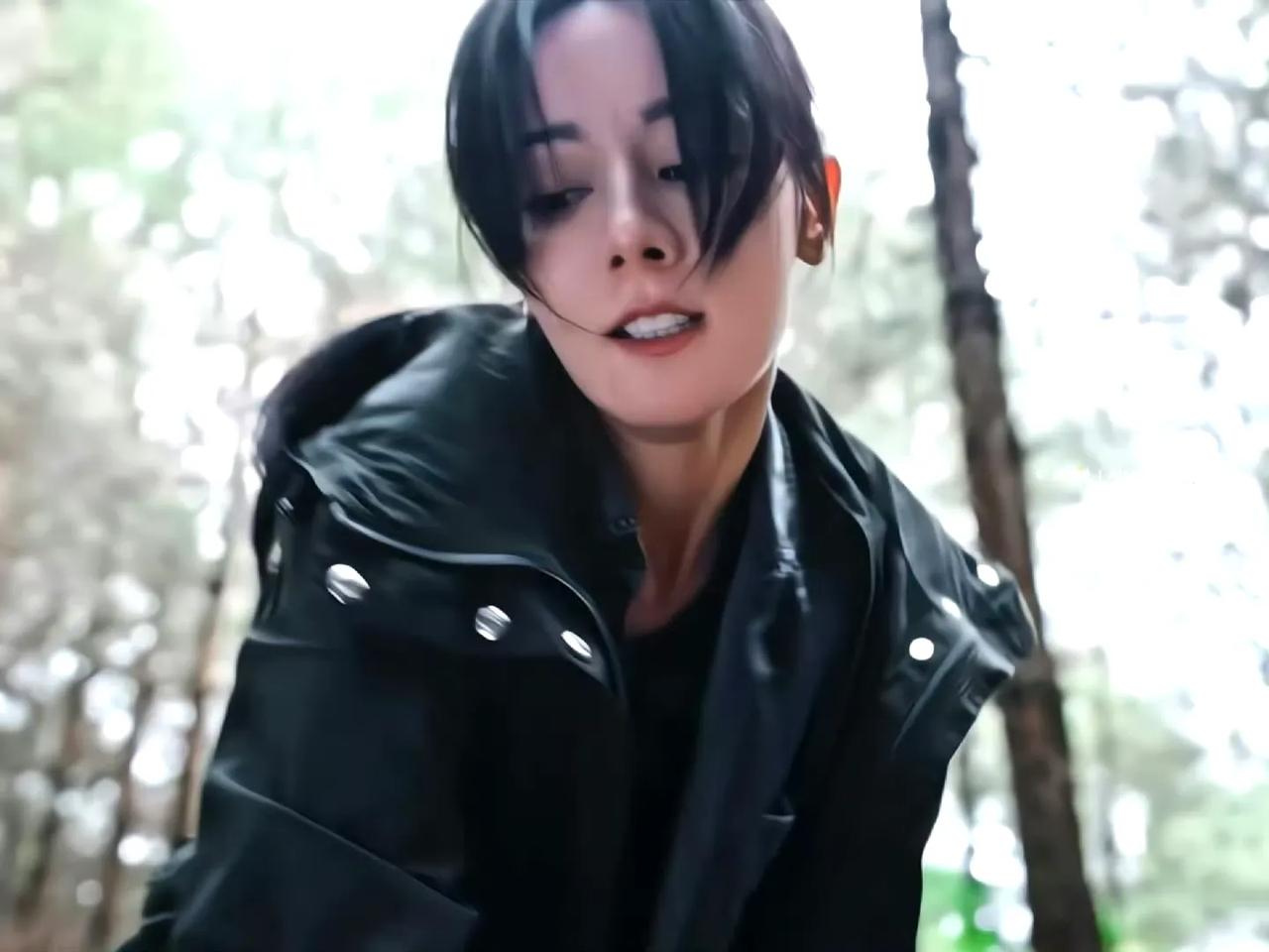 迪丽热巴用两个角色撕开表演的次元壁。安旎检察官的挺拔如松，眼神淬着锋芒，法庭上字