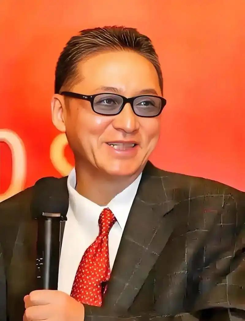 李敖是文坛狂人，骂过三千多人，坐过两次牢。可他的情史，比他的文章更精彩。

19