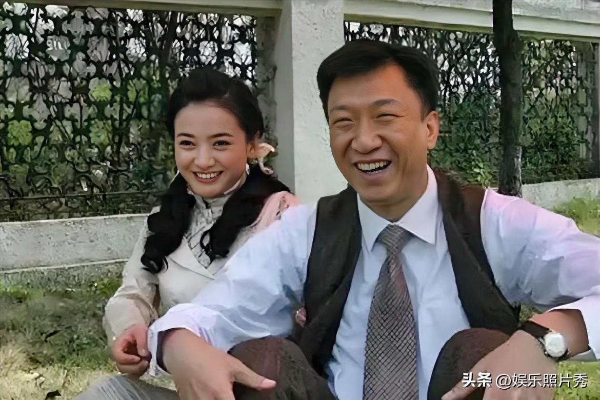 孙红雷和她坐“草地”上，心里的高兴，脸上也藏不住了！

这俩人“挺般配”，孙红雷