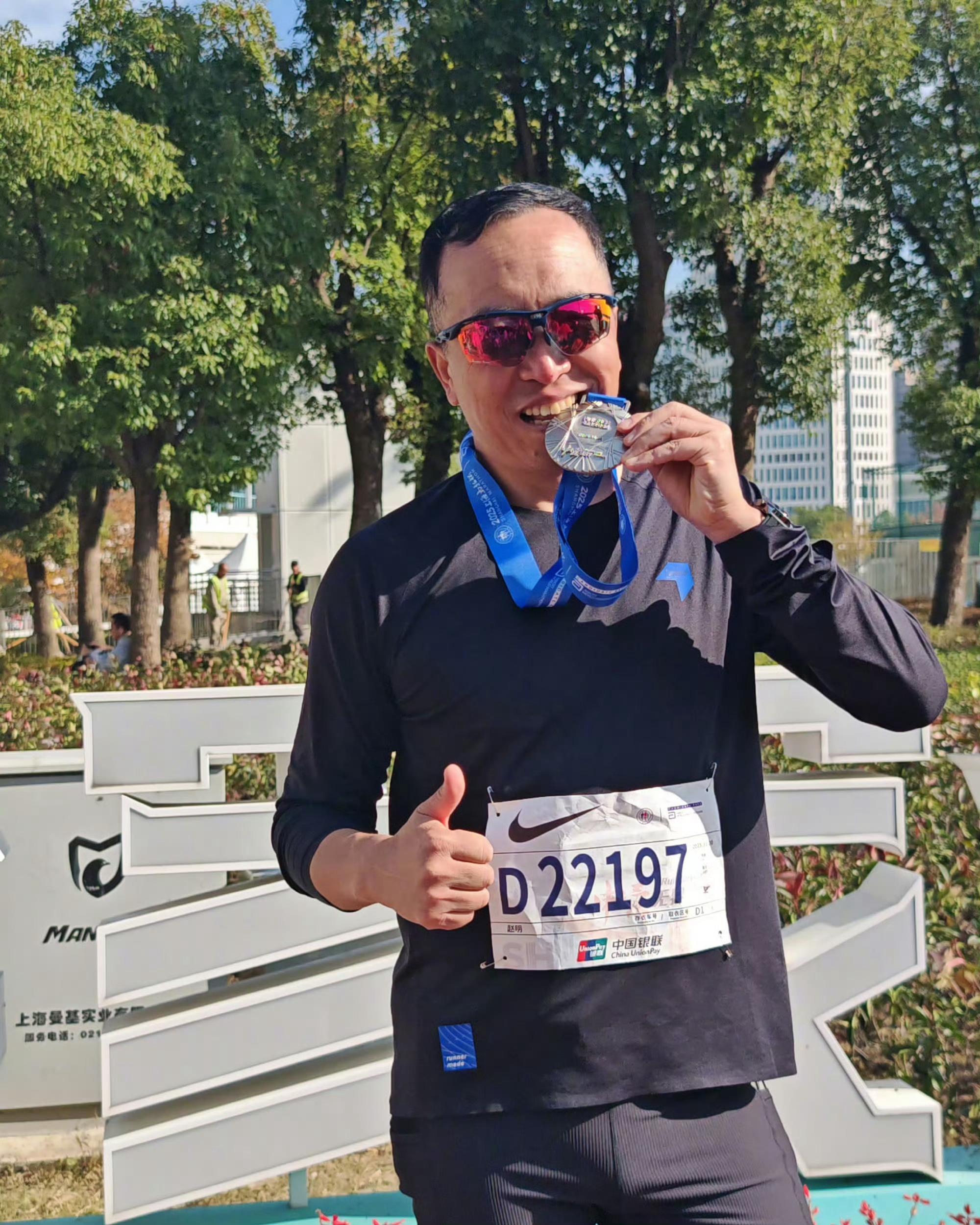 荣耀前CEO赵明现身上海马拉松2025年11月30日，荣耀前CEO赵明在微博晒出