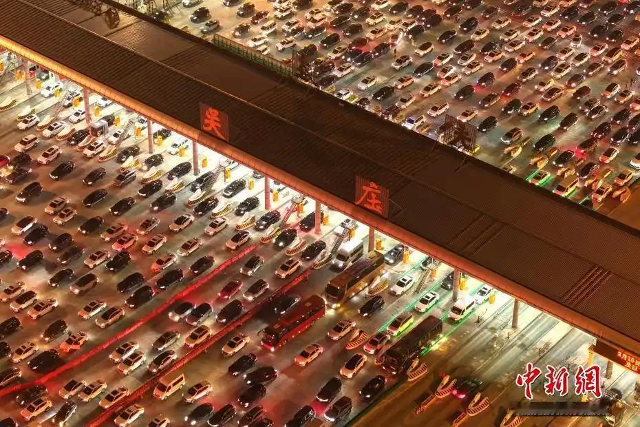 【中国最大高速收费站迎返程高峰】昨天（2月22日），正月初六，春节假期进入尾声，