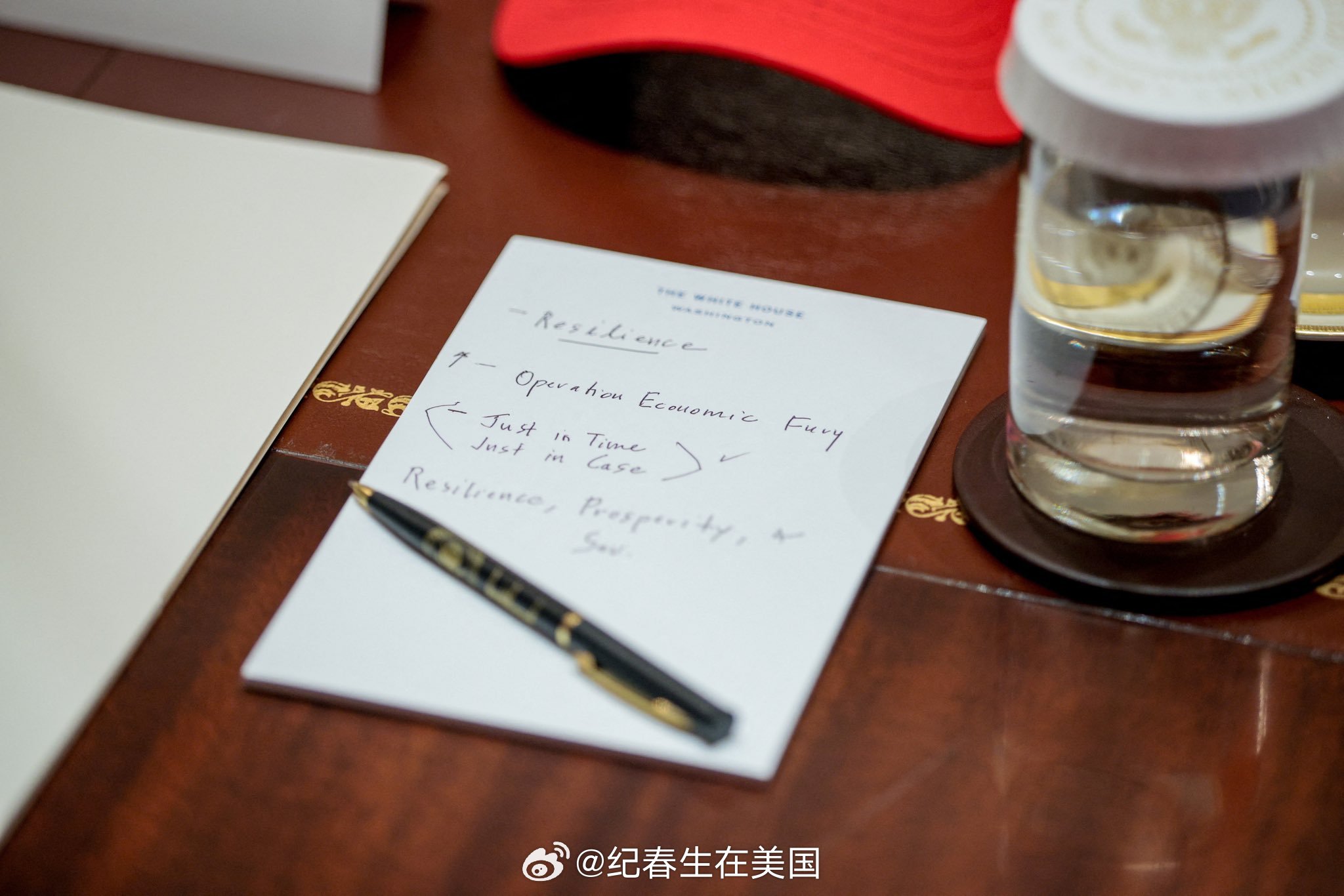 财政部长贝森特今天内阁会议上的笔记。摄影：Evan Vucci。海外新鲜事热点现