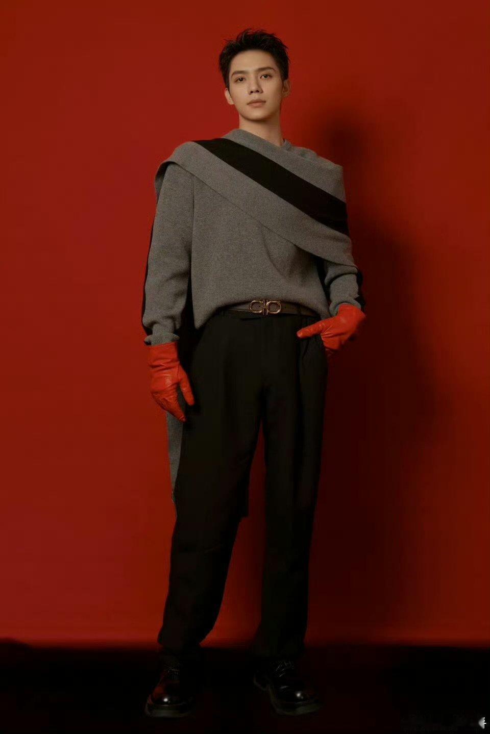 罗一舟唱跳舞台梦回青你 搜狐时尚盛典燃情舞台上线！罗一舟唱跳兼具实力与感染力，酷