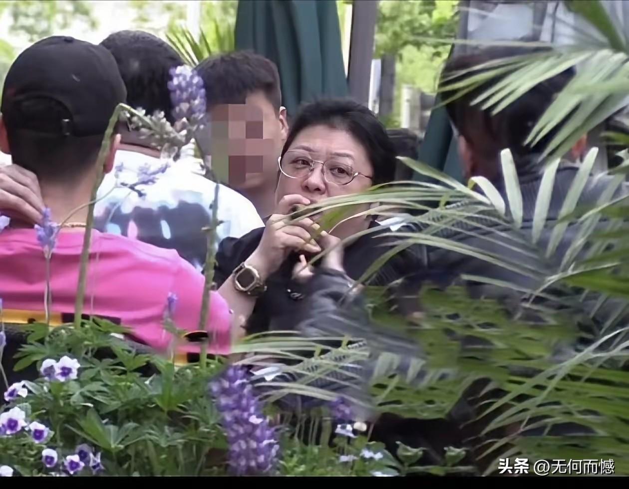 这个人是韩红吗？乍一看，感觉长得比较像，但仔细一看，又不太像，尤其是这女子手里拿