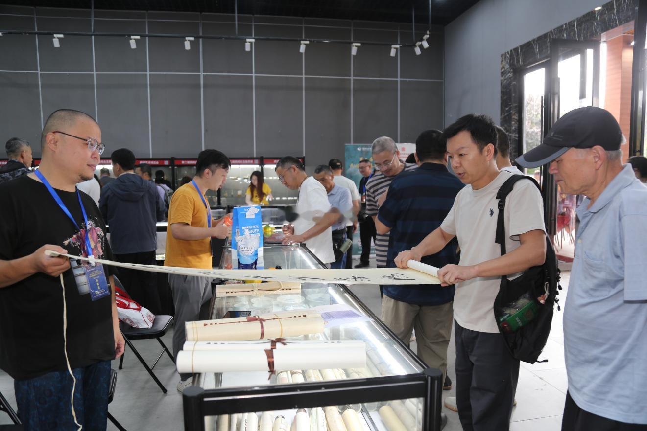 昨天在绍兴举办的“全国文物交易会”上。[围观]（图片来源：朋友圈） ​​​