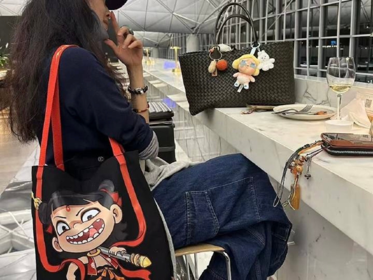 大牌包配哪吒布袋，这混搭审美简直离谱，明星穿搭能不能别瞎搞辣眼搭配 