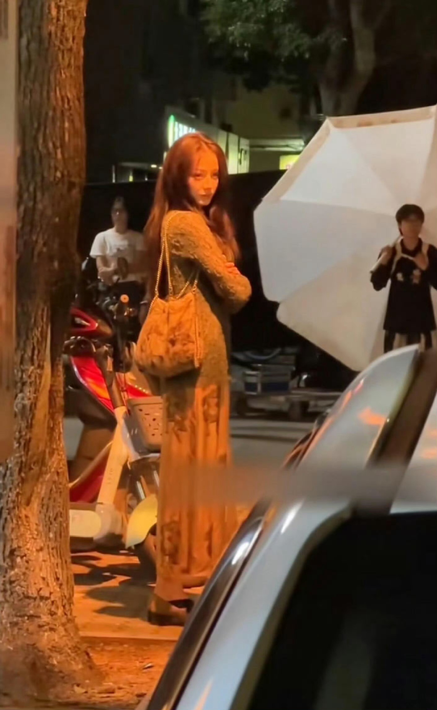 看了迪丽热巴的路透，才感觉赵露思的路透都是摆拍吧？ ​​​