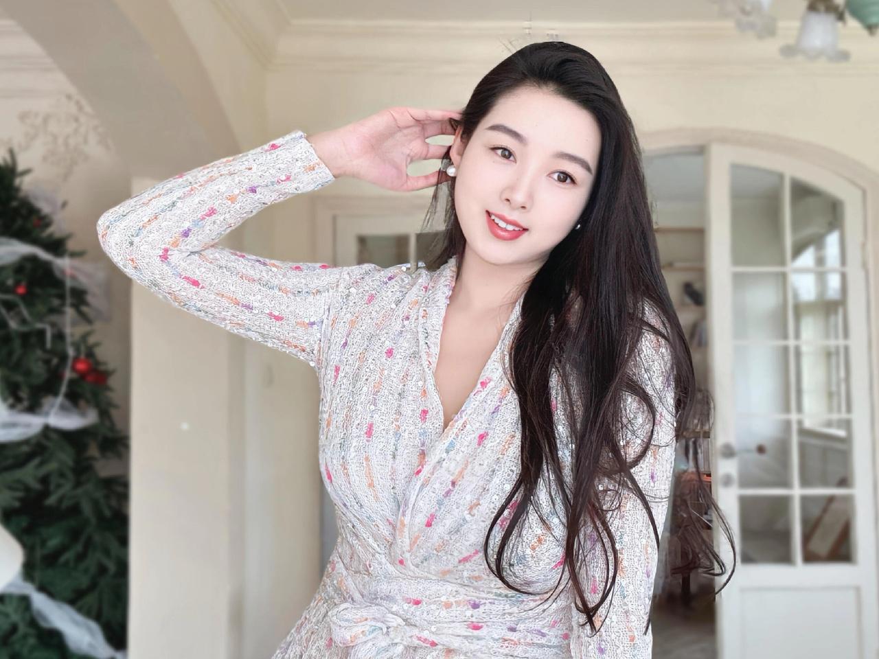 莺啼序·晴窗碎影
 
晴光漫过格窗，碎金摇落阶宇。卷纱纹、轻漾风痕，水晶灯影垂缕