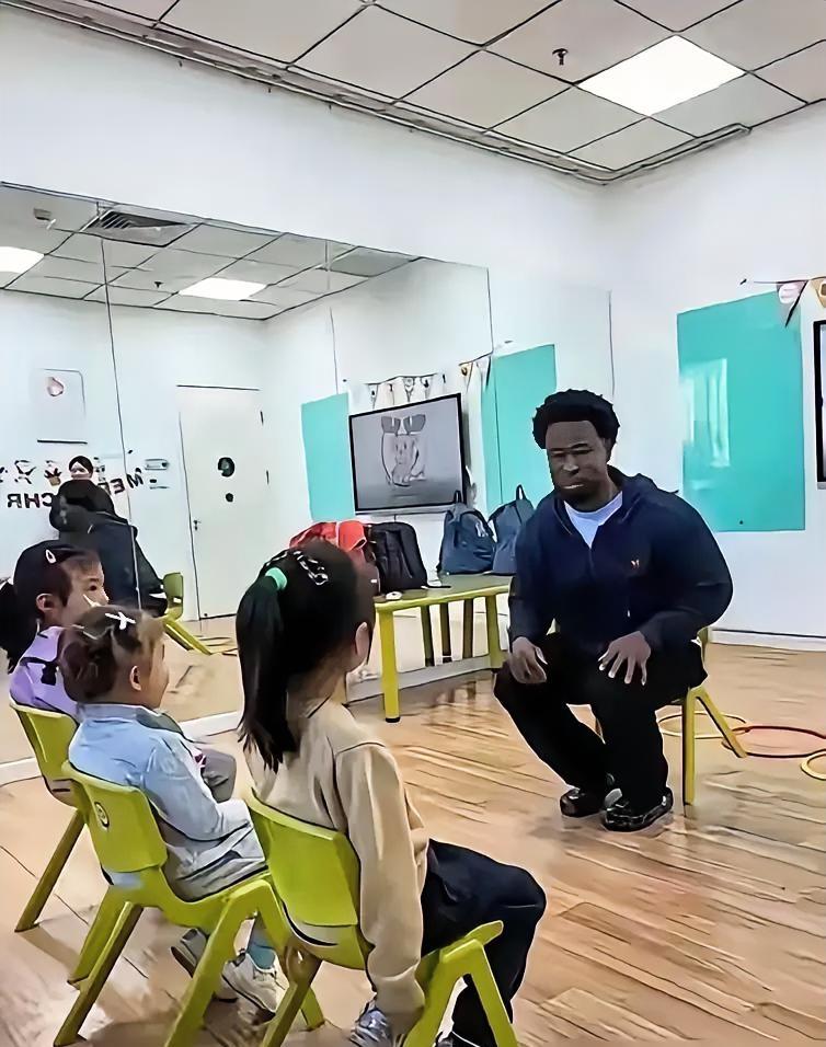 宝妈因外籍男外教果断退园，清醒的家长不该被苛责
 
全网热议的广州天河宝妈退园事