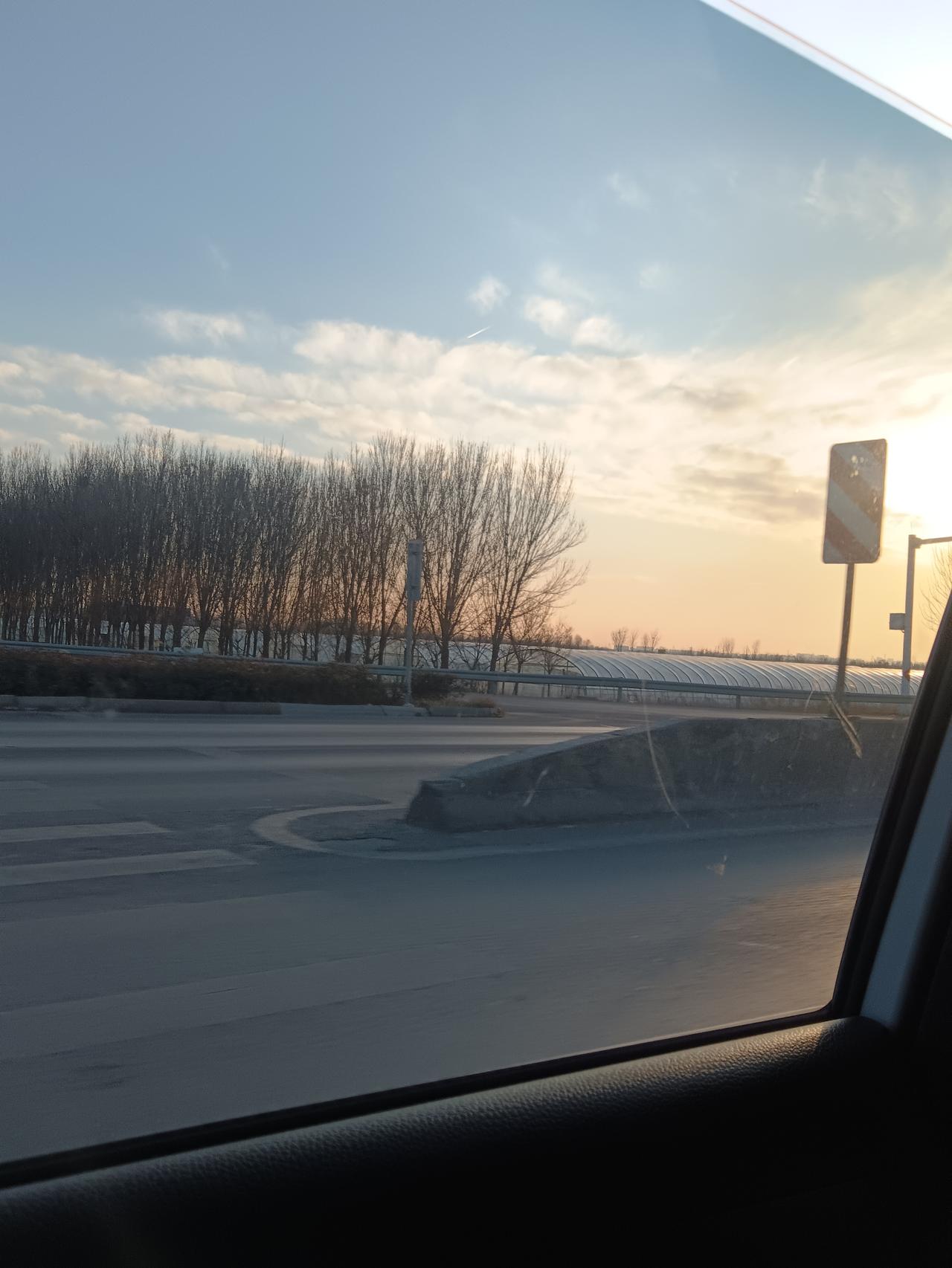 刚坐上车，我就被窗外这一幕绊住了眼。
 
天还没完全暗透，像被谁随手抹了一层蜜色