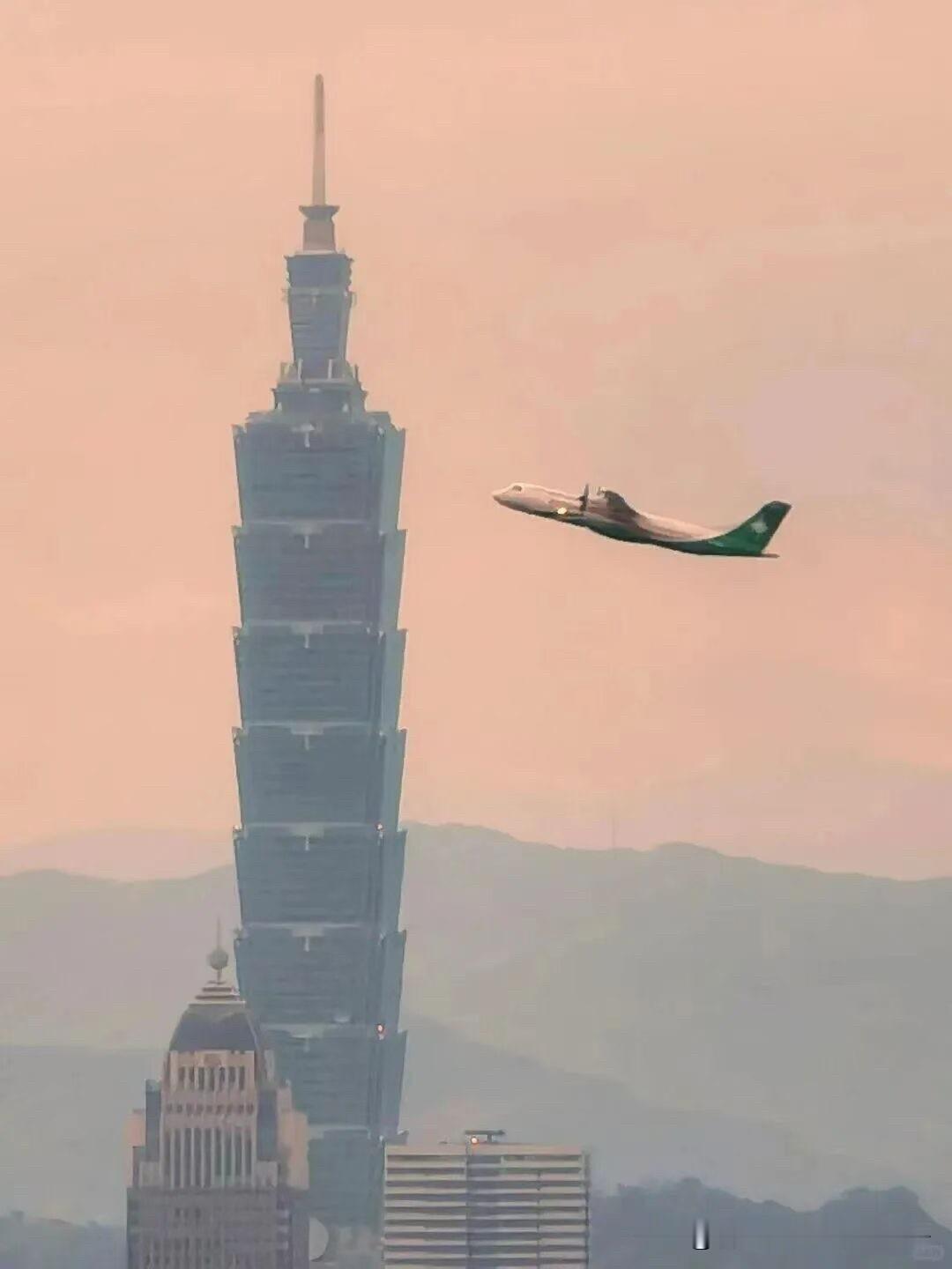 三百多年的火 老古城留下努力辛勤的
代代傳説 台北真是了得
盆地的風熙攘了雲雨 