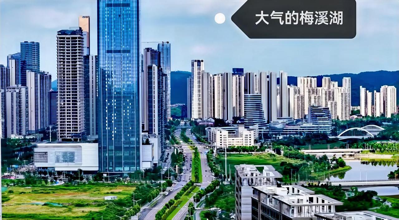 从这个方向看长沙的梅溪湖，个人觉得！这才是真正的标准城市的样子。虽然这样的城市面
