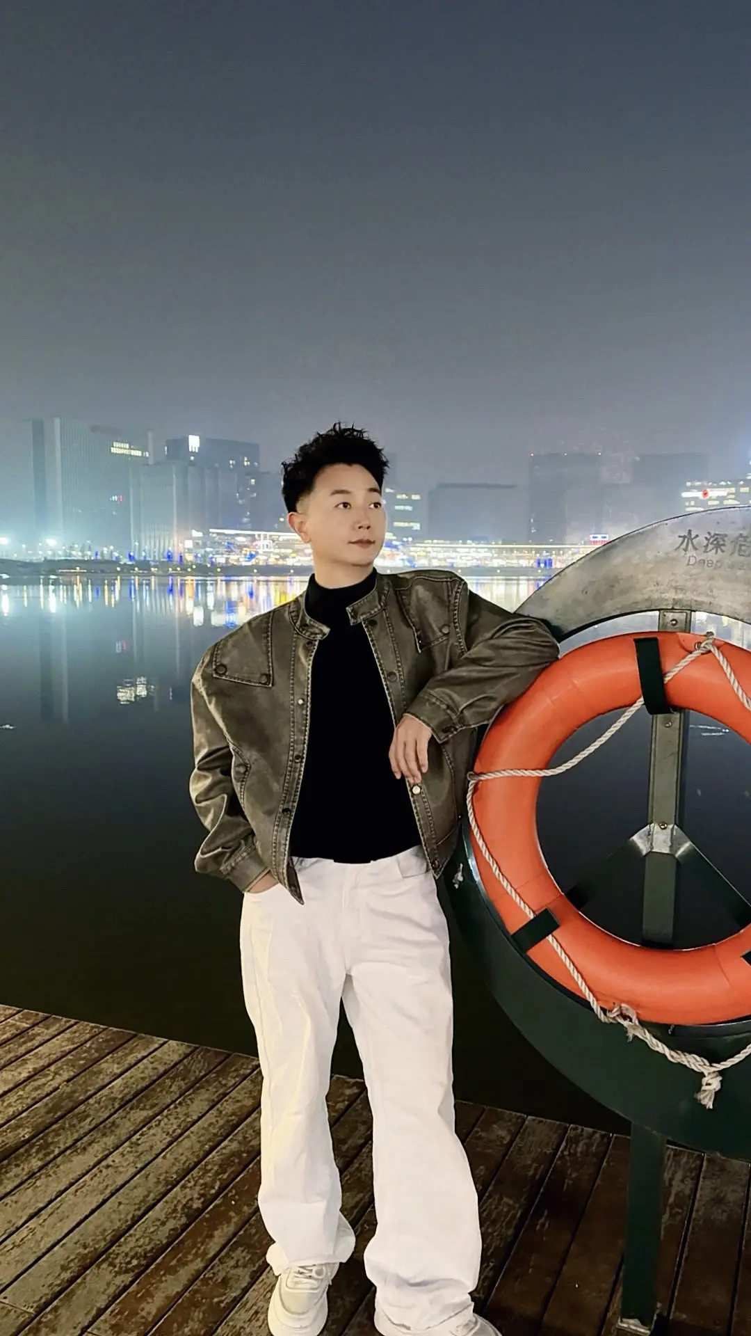 把脚步放慢，在水边，等风来，也等自己。