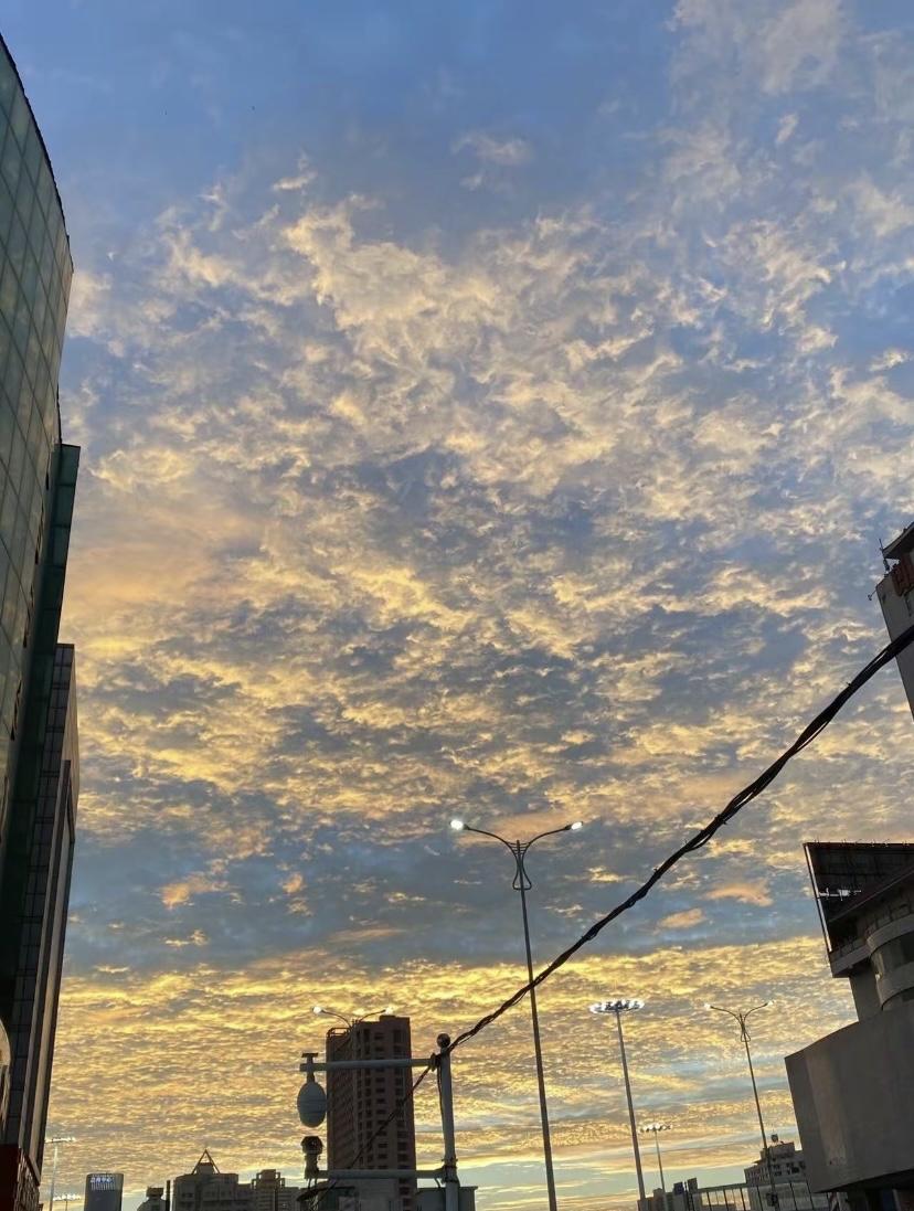 橘色晚霞漫过天际，夕阳把天空晕成渐变的油画，一天生活里的遗憾与圆满，都在时光里慢