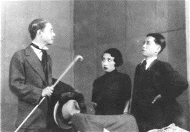 1948年底，前国民党高官郑烈一家准备乘坐专机飞往台湾。飞机起飞的前一刻，女儿郑