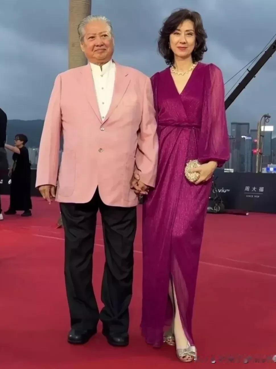 在一次公开采访中，记者问72岁的洪金宝：“你最受不了你老婆的是什么？”洪金宝一脸