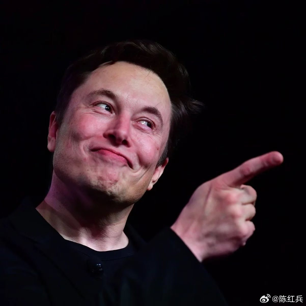 人类历史上首位万亿富翁埃隆·马斯克他出生于南非。小时候被霸凌。后来移民北美。抵达