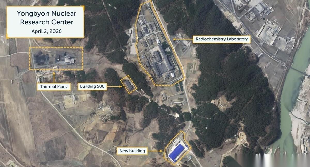 大量西媒报道，卫星图像证实，朝鲜宁边核科学研究中心内一座据信为新型铀浓缩工厂的建