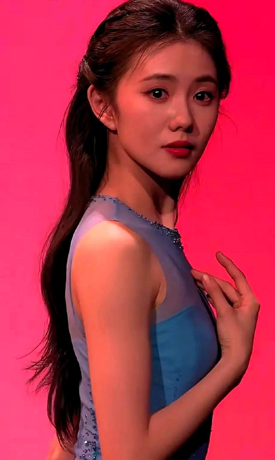 昨晚刷了刘浩存几十遍视频，突然有点心动。

她身上那股劲儿，太像上学时班里那个总