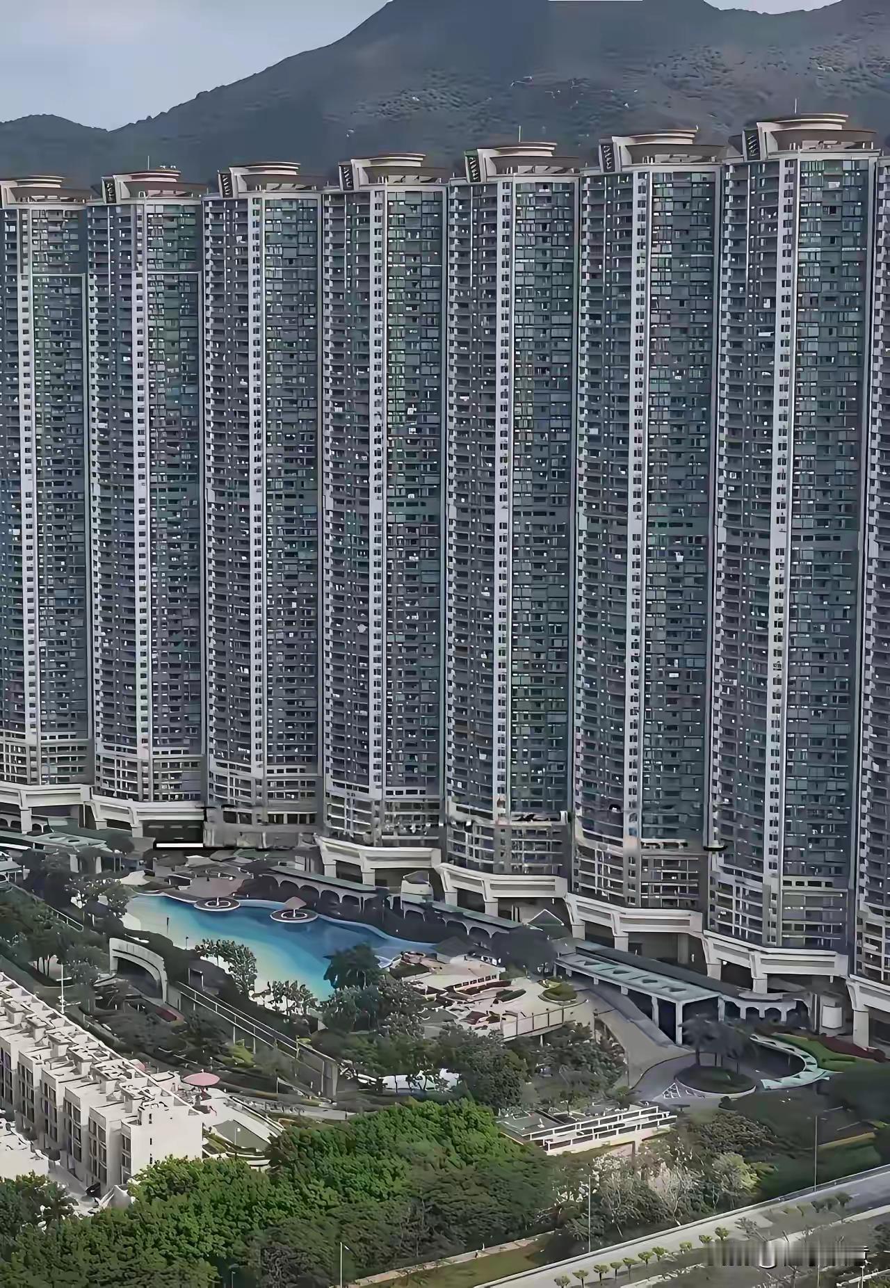 香港的鸟笼！
果真寸土寸金，这房子也太密集了！
楼层这么高，稍有小地震，在家就跟