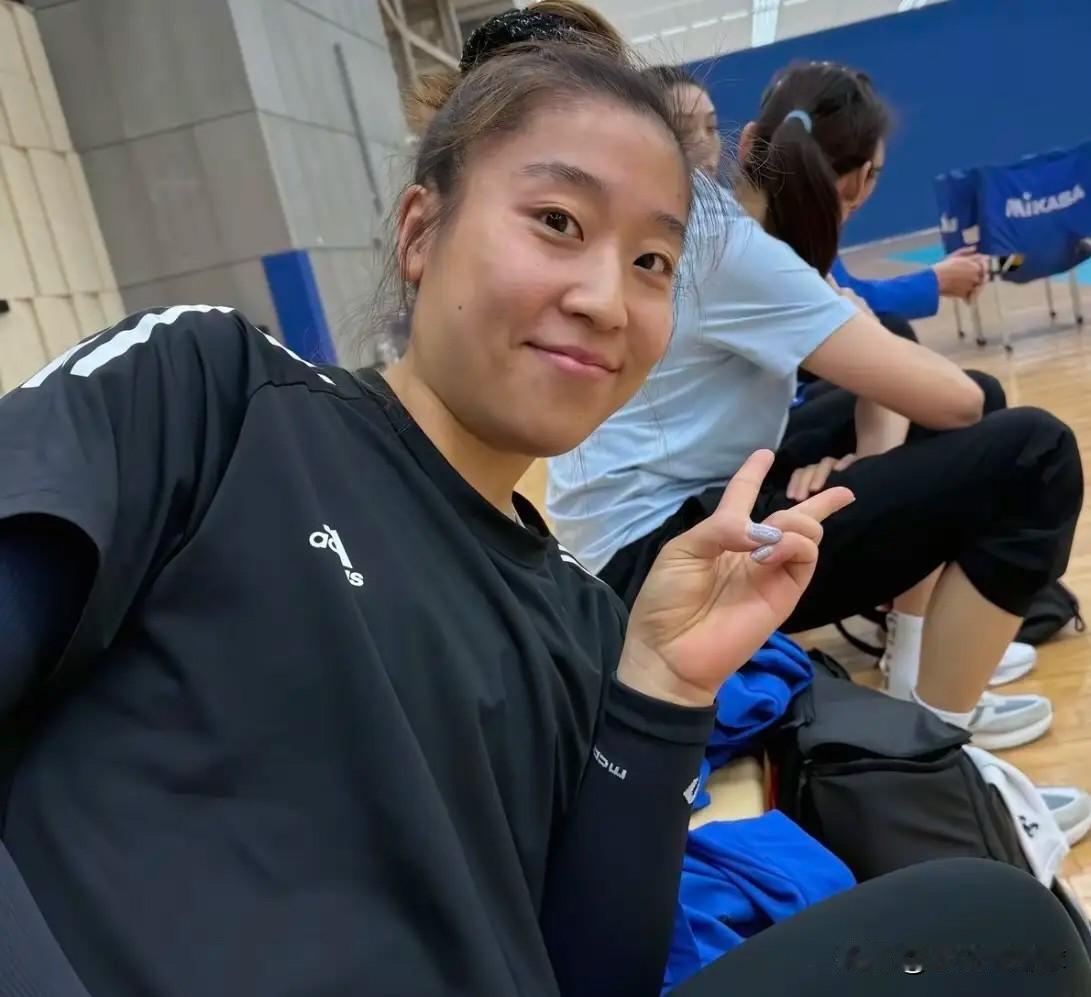 【且看最新转会动态】
本赛季王思敏正式加入河南女排；
山东U20女排二传李月凝有